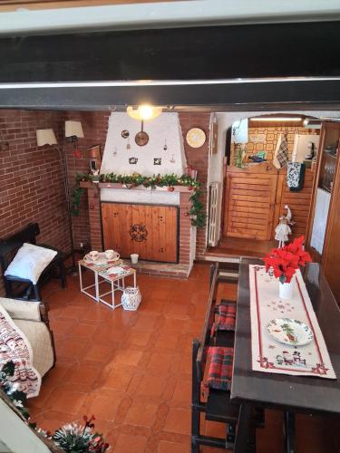 a living room with a table and a kitchen at LA BAITA di Ornaro Alto Rieti - oasi di pace tra Roma e Terminillo in Ornaro