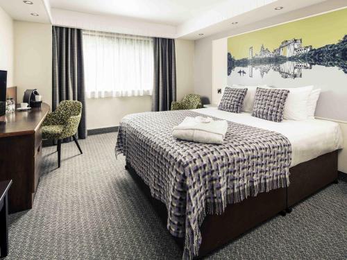 Ένα ή περισσότερα κρεβάτια σε δωμάτιο στο Mercure Swansea Hotel