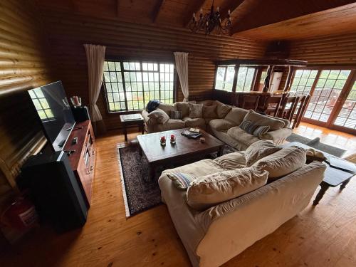 Μια τηλεόραση ή/και κέντρο ψυχαγωγίας στο Bon-up-a-Tree Beach Lodge with jacuzzi ocean views, south coast Kwa Zulu Natal