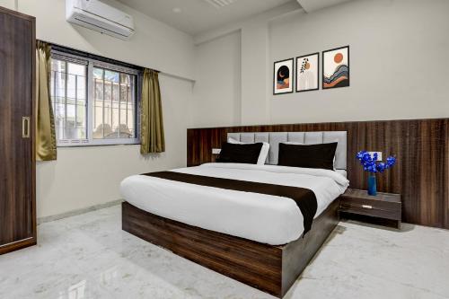 a bedroom with a large bed in a room at Townhouse Ganesh Tekdi Temple Nagpur in Nagpur