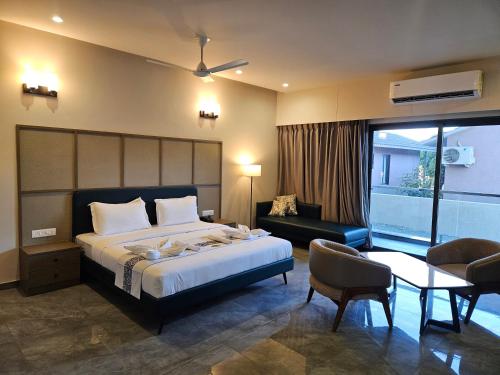 En eller flere senge i et værelse på Dhartii RiverView Resort