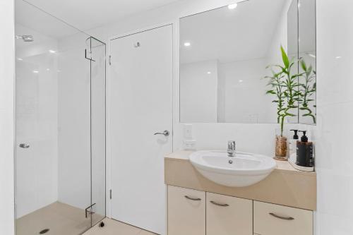 Et badeværelse på St Tropez 8 - Waterfront Retreat with Rooftop Spa & Sauna