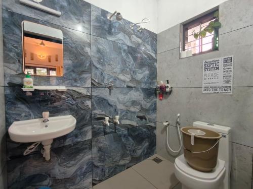 Koupelna v ubytování Shamak Homestay Varkala