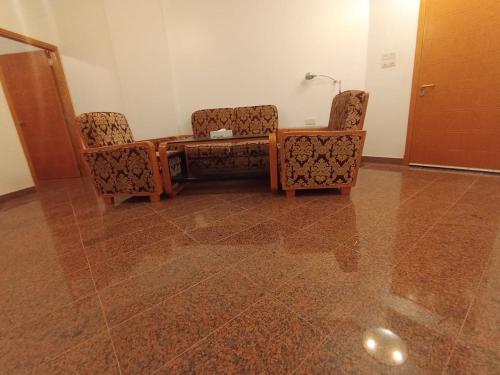 Ein Sitzbereich in der Unterkunft Qurum Heights Hotel