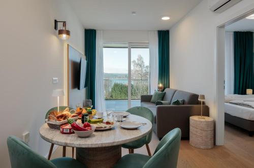 Lakeview Apartment