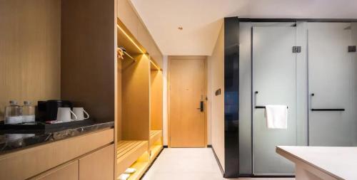 een keuken met inloopdouche en een deur bij Aijing International Hotel 