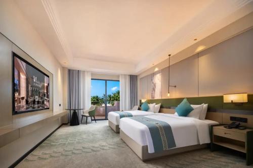 een grote hotelkamer met 2 bedden en een raam bij Aijing International Hotel 