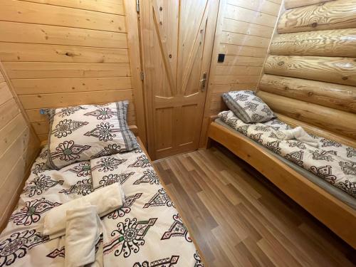 En eller flere senge i et værelse på Bali domy RESTORT & SPA