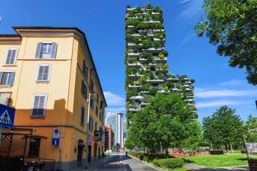 Nel cuore del quartiere Isola, all'ombra del bosco verticale