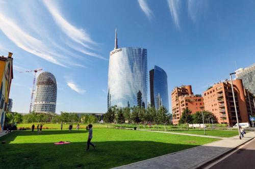 Nel cuore del quartiere Isola, all'ombra del bosco verticale
