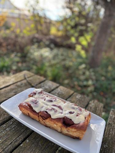 een stuk voedsel op een bord op een tafel bij Logis Hôtels La Crémaillère in Saint-Bonnet-en-Champsaur