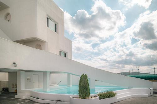 a view of a building with a swimming pool at 레이니데이 in Namŭm-ni