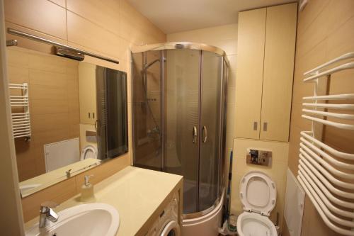 リヴィウにあるCitadelのバスルーム(シャワー、洗面台、トイレ付)