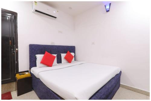 Giường trong phòng chung tại Metro Royal Inn Near Lucknow Railway Station - Free Wifi and Free Parking Facilities # Fully Air conditioning Deluxe Room - Best Hotel In Lucknow