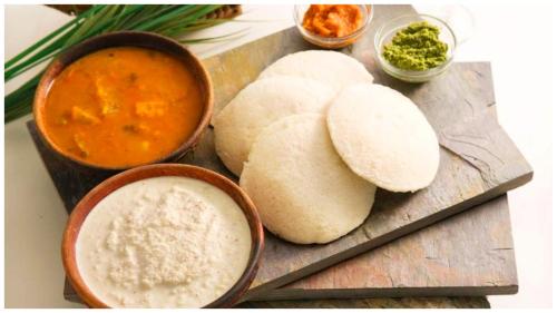 un piatto di cibo con pane e una ciotola di zuppa di Metro Royal Inn Near Lucknow Railway Station - Free Wifi and Free Parking Facilities # Fully Air conditioning Deluxe Room - Best Hotel In Lucknow a Lucknow