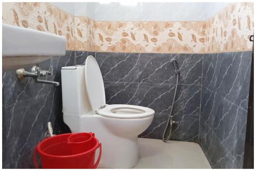 Phòng tắm tại Metro Royal Inn Near Lucknow Railway Station - Free Wifi and Free Parking Facilities # Fully Air conditioning Deluxe Room - Best Hotel In Lucknow