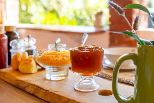 een tafel met twee drankjes op een houten tafel bij Staymore in Stellenbosch