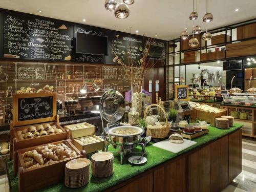 雅加达雅加达茨基尼美居酒店的面包店,柜台上摆放着许多食物