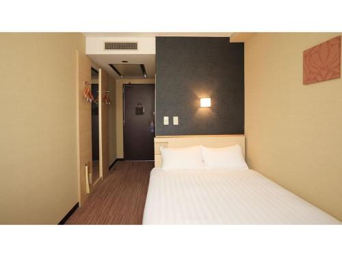 een slaapkamer met een bed en een hal bij Smile Hotel Otsu Seta - Vacation STAY 00128v in Zeze-Awazumachi