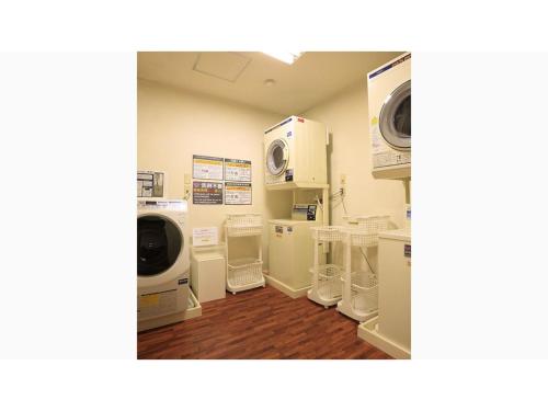 een kamer met meerdere apparaten in een kamer bij Smile Hotel Otsu Seta - Vacation STAY 00128v in Zeze-Awazumachi