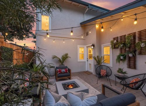 d'une terrasse avec un canapé et un foyer extérieur. dans l'établissement Luxe OB Home, Walk to Beach, Sauna, and Backyard, à San Diego