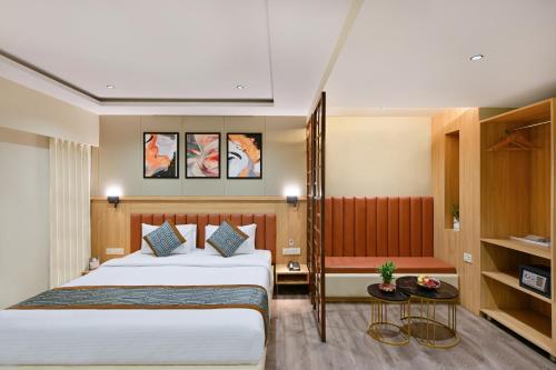 a hotel room with a bed and a table at Enrise by Sayaji, Vadodara in Vadodara