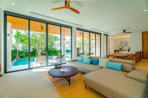Khu vực ghế ngồi tại Sava & Liva Villa - Spacious & Modern Pool Villa near Rawai