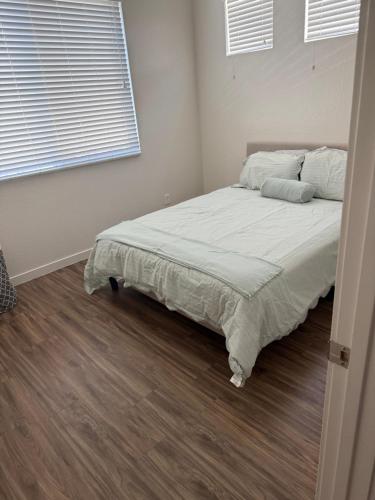 a bedroom with a bed in a room at 3 bedroom private villa in Phoenix