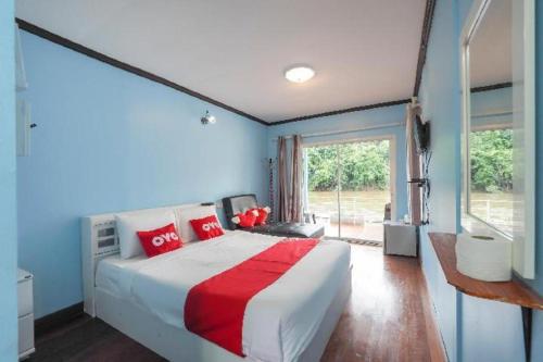 En eller flere senge i et værelse på OYO 75308 Pea Najan Home Resort