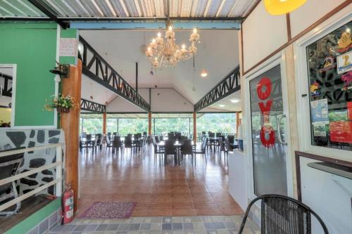 En restaurant eller et andet spisested på OYO 75308 Pea Najan Home Resort