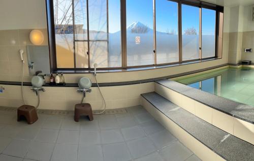 Nespecifikovaný výhled na hory nebo výhled na hory při pohledu z hotelu