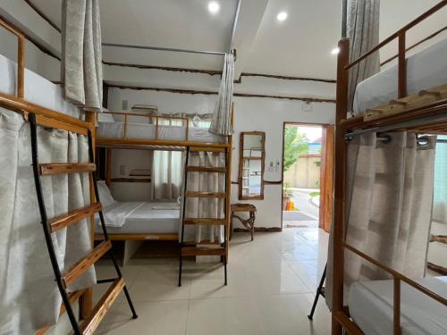 En eller flere senge i et værelse på The Hat Trick Hostel