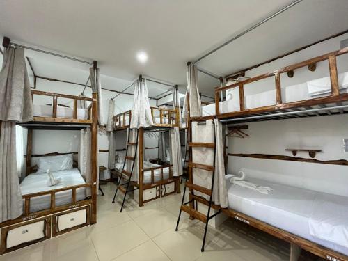 En eller flere senge i et værelse på The Hat Trick Hostel