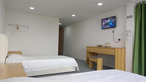 En eller flere senge i et værelse på 365 View Point Resort