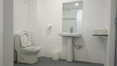 Et badeværelse på 365 View Point Resort