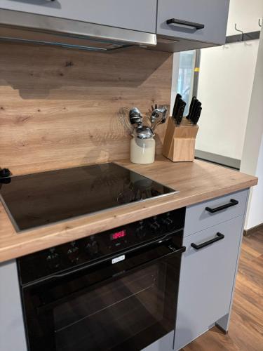 una cucina con piano cottura e ripiano in legno di Ferienwohnung Friesenglück a Wangerland