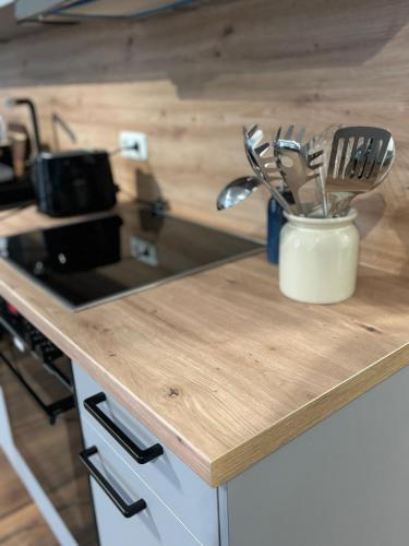 un bancone con un contenitore di utensili da cucina di Ferienwohnung Friesenglück a Wangerland