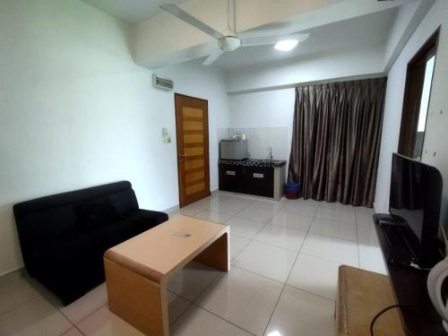 een woonkamer met een bank en een salontafel bij Marina sunset view in Lumut