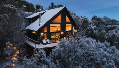 ein Haus an der Seite eines schneebedeckten Berges in der Unterkunft Award-Winning A-Frame with Views and Cedar Hot Tub in Julian