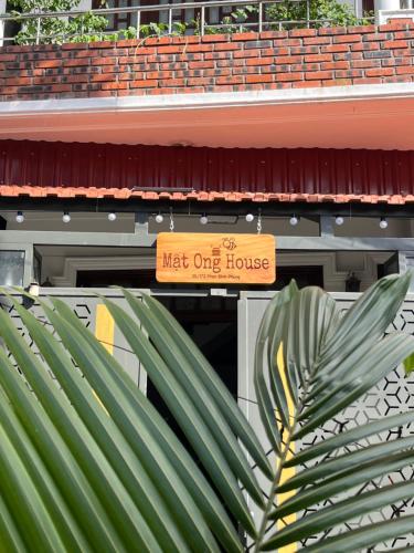 Et logo, certifikat, skilt eller en pris der bliver vist frem på Mật Ong HOUSE