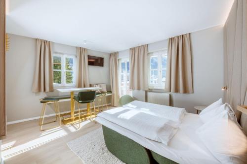 een ziekenhuiskamer met een bed en een bureau bij Crystls Aparthotel in Flachau