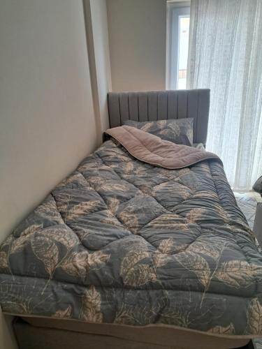 锡利夫凯MEHMET's HOME的卧室内的一张床铺,床上有床罩