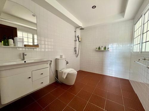 een badkamer met toilet en wastafel bij Abode Boutique Resort - Hua Hin in Hua Hin