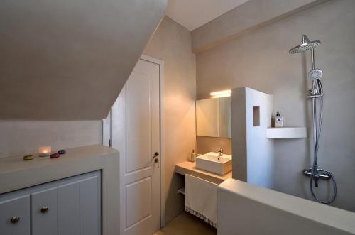 een badkamer met een douche en een wastafel bij Villa Apa Calma in Kampos Paros