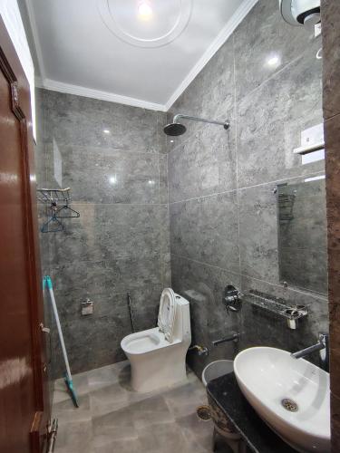 a bathroom with a toilet and a sink at Gungun Homestay in Rishīkesh