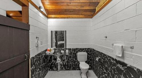 Ένα μπάνιο στο Orator Hotel