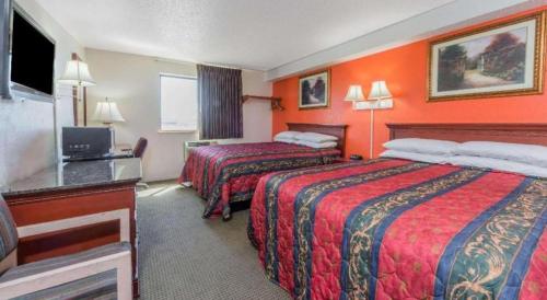 En eller flere senge i et værelse på Knights Inn Ferguson MO