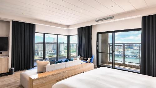 En eller flere senger på et rom på Discovery Hotel