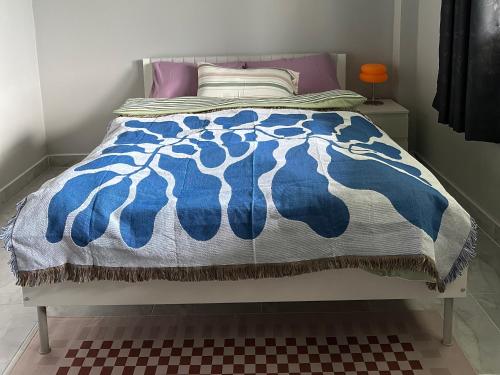 een bed met een blauwe en witte deken erop bij Hill View Home 3 in Ko Pha Ngan