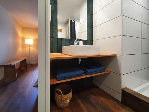 Koupelna v ubytování Maison plain-pied avec jardin